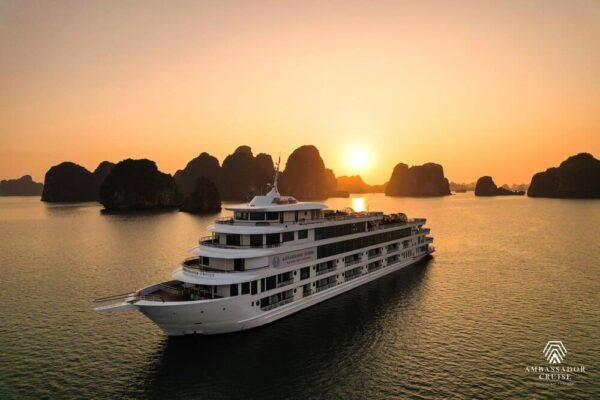 Dịch vụ thuê du thuyền Ambassador – Đẳng cấp 5 sao giữa lòng đại dương